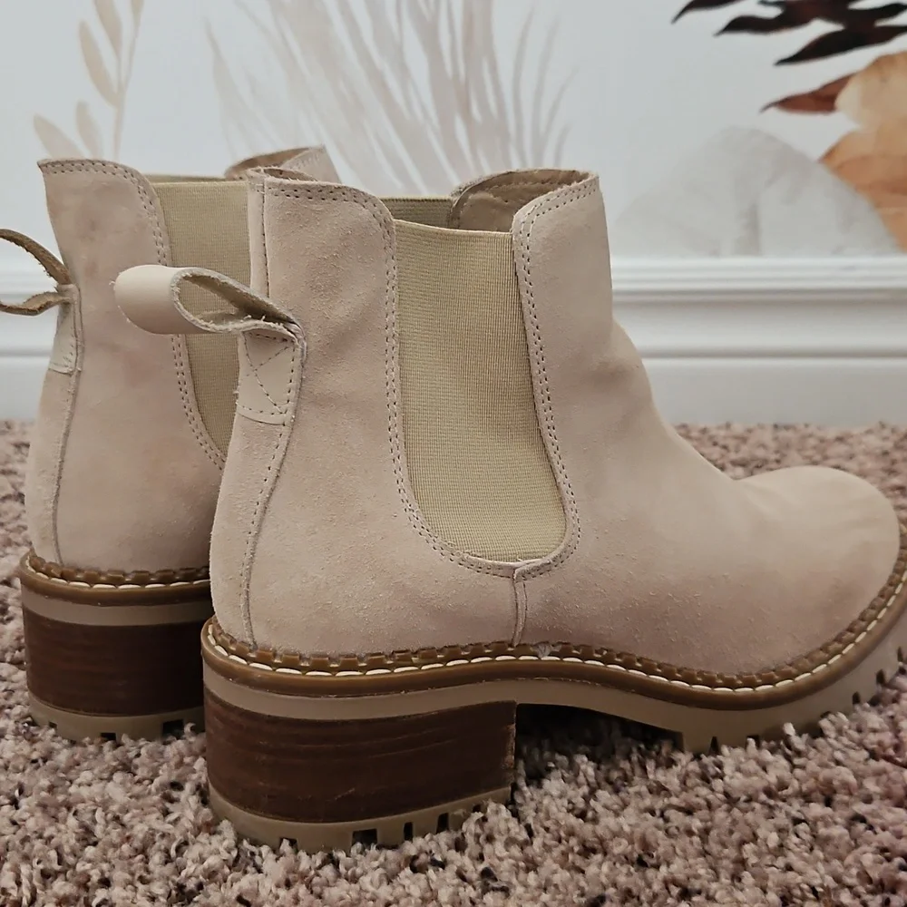 Bertuchi Cream Lug Sole Chelsea Boots, Suede, Euro Made, Sz. 38, US Women's 7.5 - Picture 5 of 6
